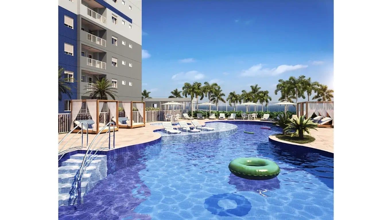 Piscina ampla com deck, espreguiçadeiras e gazebos, cercada por área verde e prédios ao fundo.