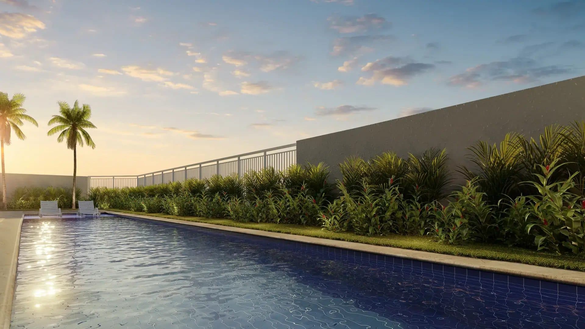 Piscina ao ar livre com borda revestida em azulejo azul e paisagismo ao fundo.
